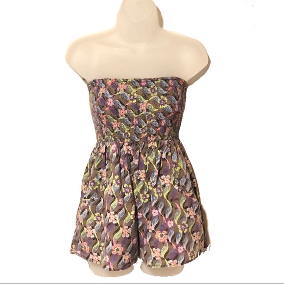 𝚄𝚁𝙱𝙰𝙽 𝙾𝚄𝚃𝙵𝙸𝚃𝚃𝙴𝚁𝚂 Romper - Picture 1 of 2